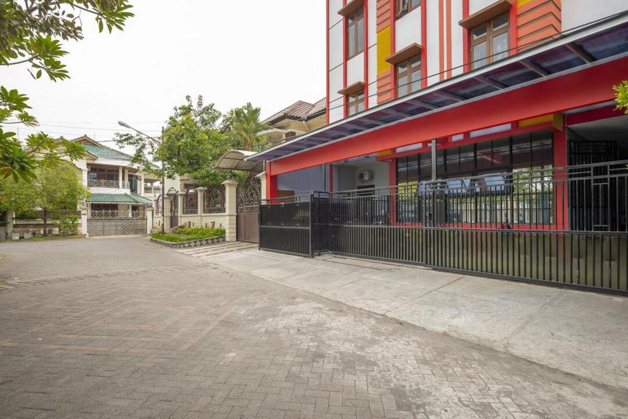 Reddoorz @ Jemursari Surabaya 2 Exterior foto